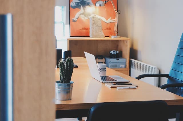 Comment organiser efficacement votre espace de travail à la maison